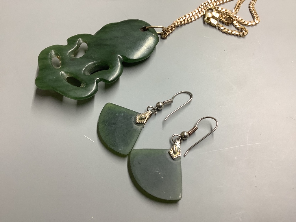A Maori nephrite 'Hei-Tiki' pendant 6cm, on a 14k yellow metal flattened curb-link necklace 16.1. grams and a pair of fan shaped earrings